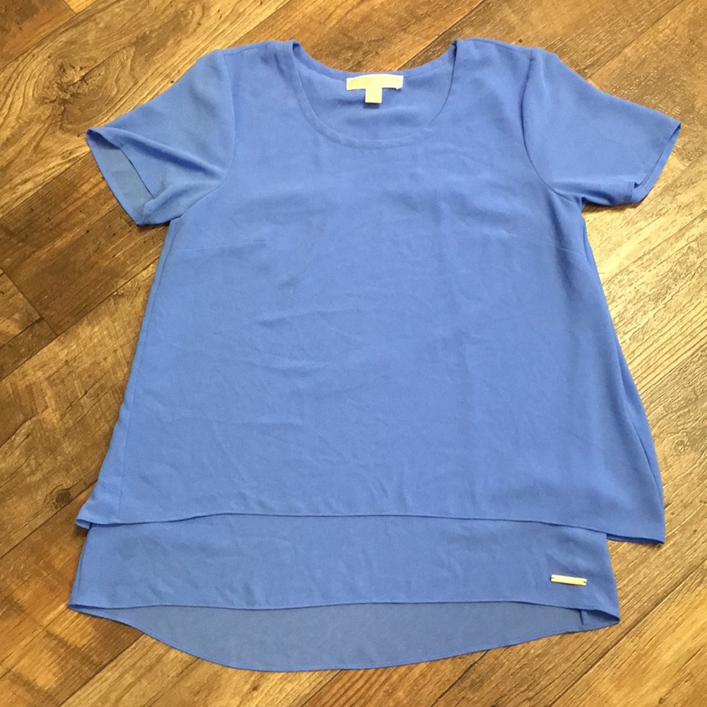 Cute Michael Kors periwinkle top w/split in back